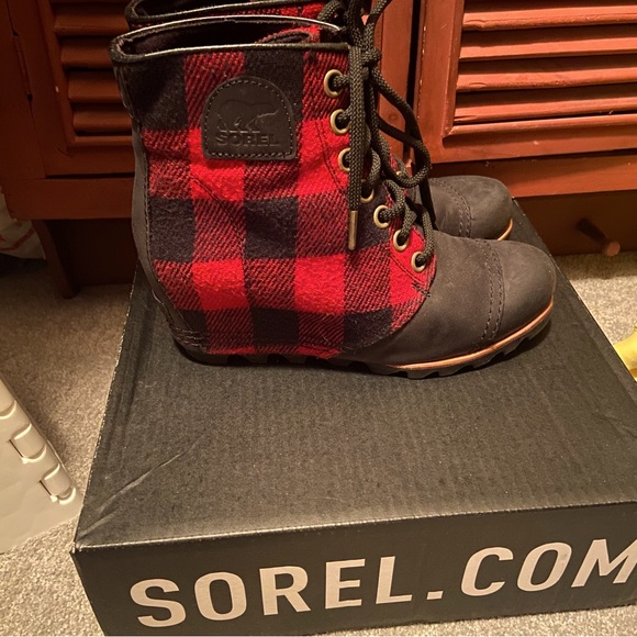 Sorel PDX Wedge Boot
Size 8.5
Red Buffalo Check Plaid - Picture 4 of 13